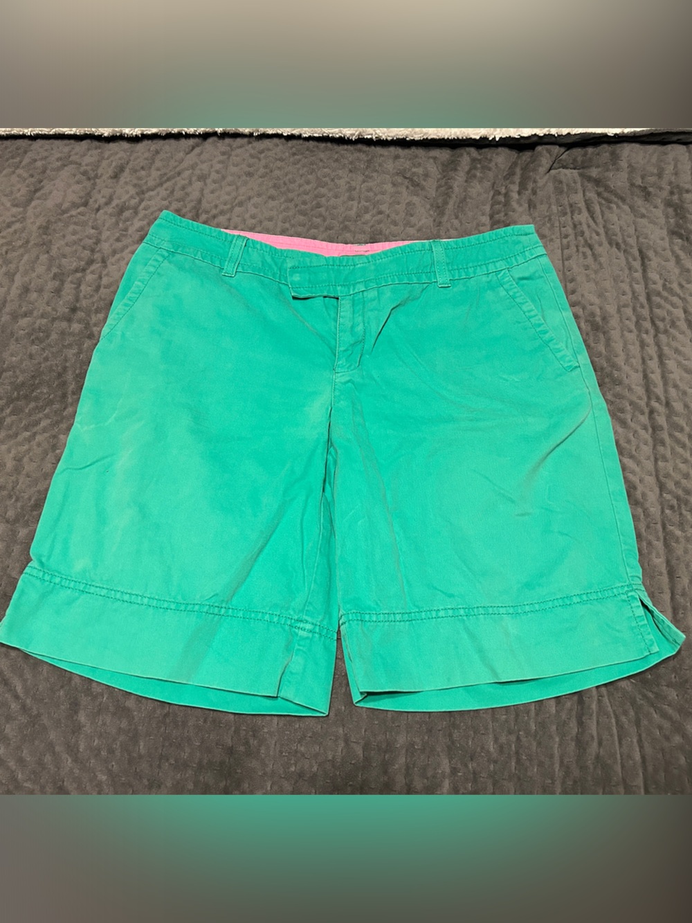 Lilly Pulitzer palm beach fit chino shorts 8 green pink 100%cotton, 10” inseam